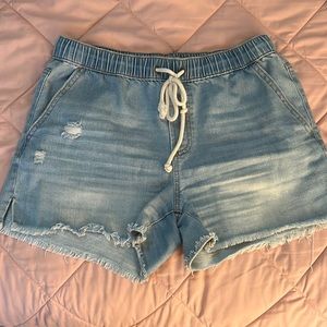 Cute pair of stretchy shorts, perfect for the warm weather